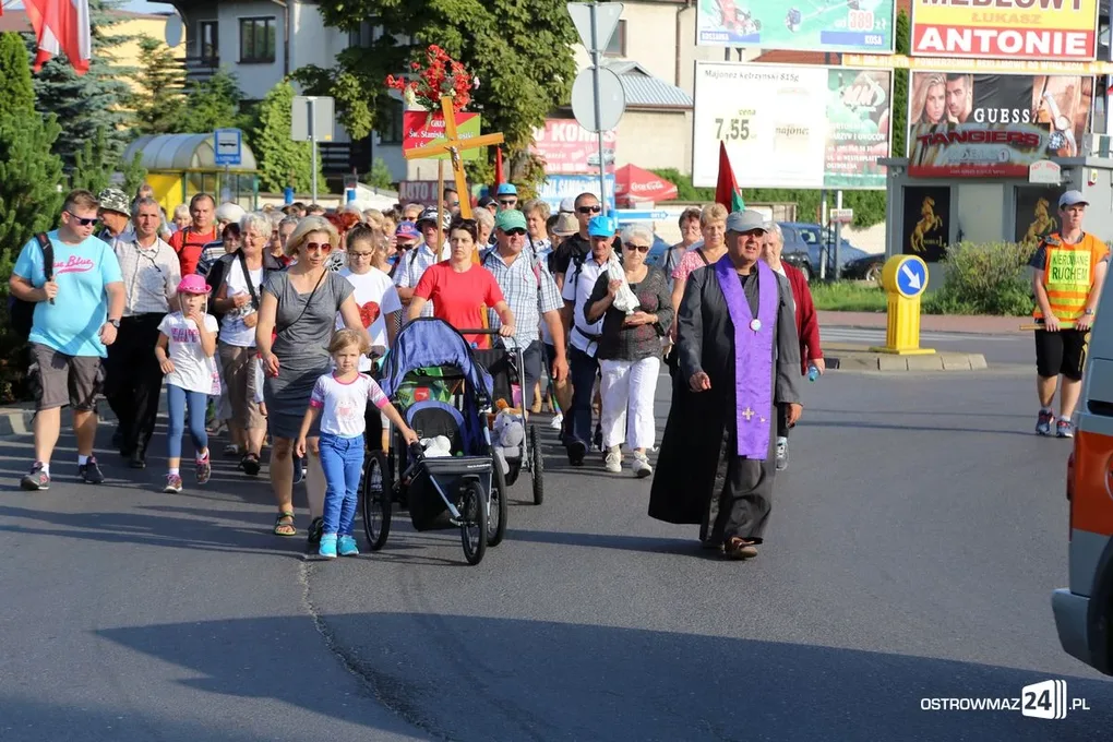 Pątnicy maszerują na Jasną Górę. Jutro dołączą ostrowianie (zdjęcia, wideo z drona)