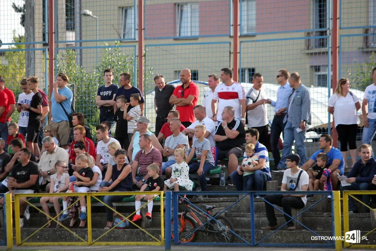 Święto piłki w Ostrołęce. Lekcja futbolu dla GKS Andrzejewo (zdjęcia)