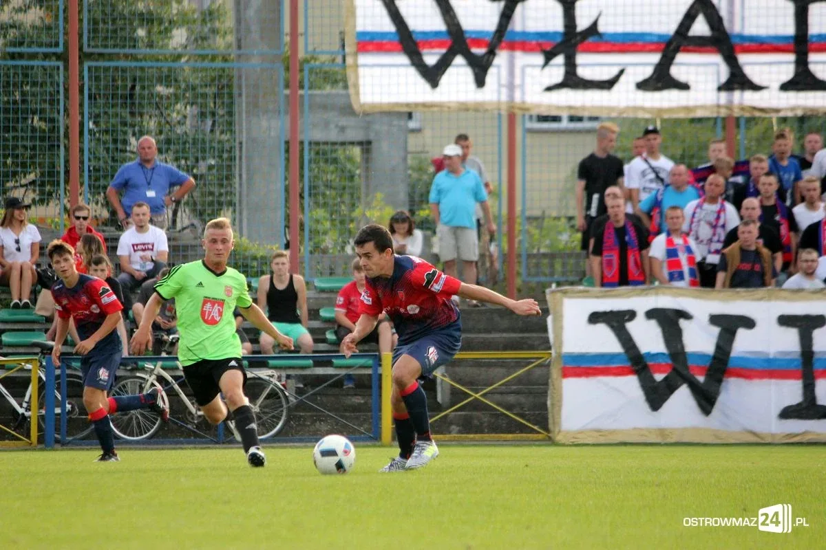 Święto piłki w Ostrołęce. Lekcja futbolu dla GKS Andrzejewo (zdjęcia)