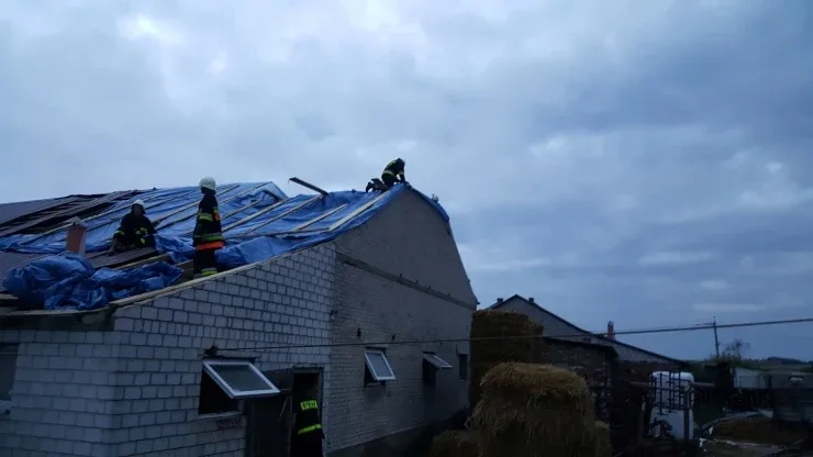 Wichura nad powiatem. Interweniowali strażacy (zdjęcia)