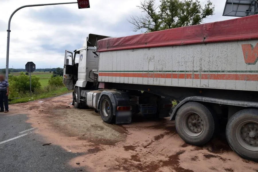 Zderzenie śmieciarki z ciężarówką na drodze krajowej nr 60 (zdjęcia, aktualizacja)