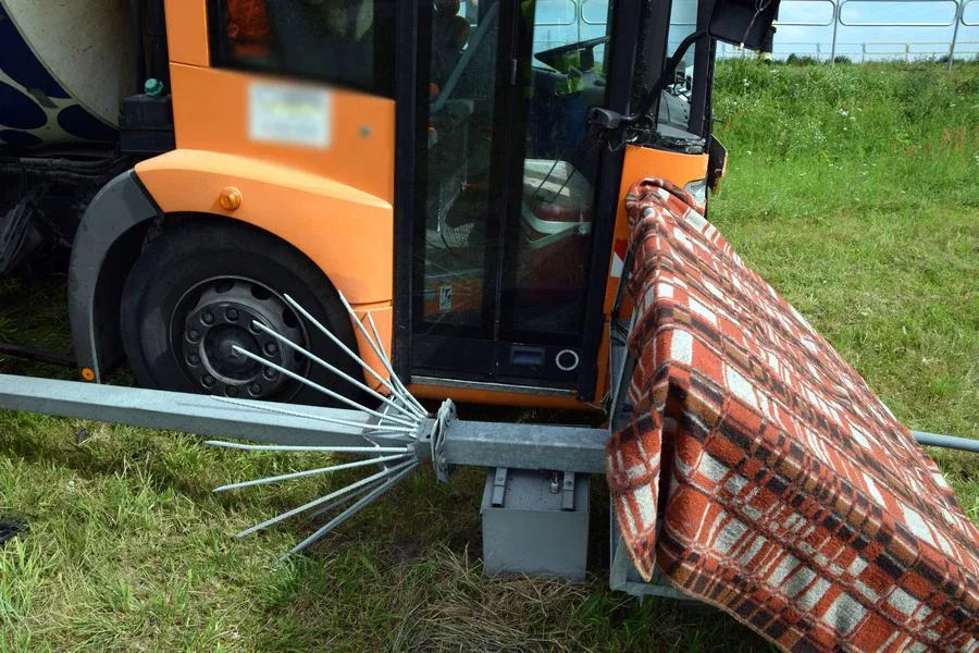 Zderzenie śmieciarki z ciężarówką na drodze krajowej nr 60 (zdjęcia, aktualizacja)