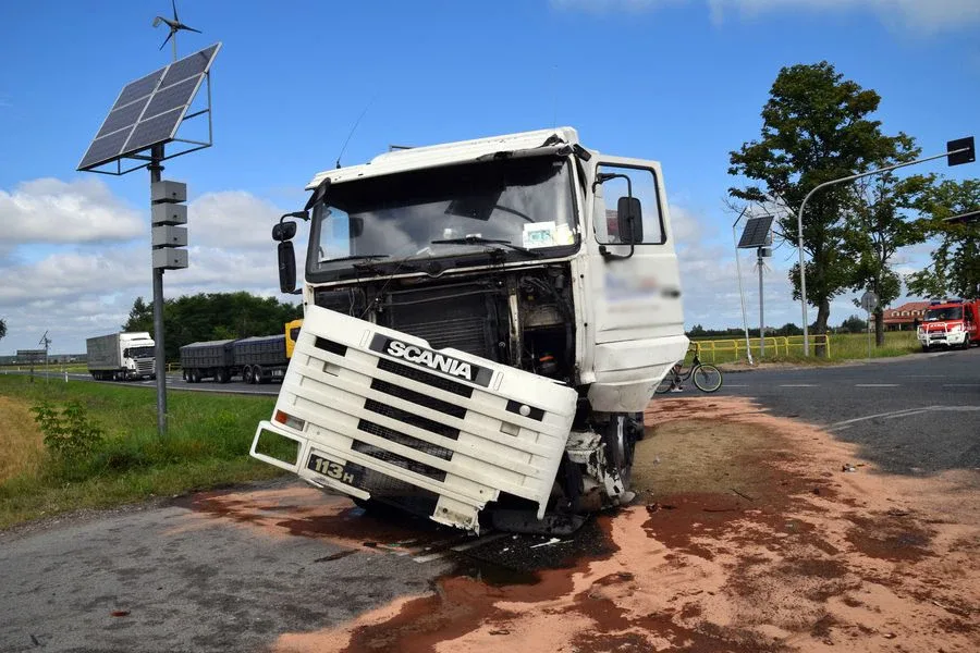 Zderzenie śmieciarki z ciężarówką na drodze krajowej nr 60 (zdjęcia, aktualizacja)