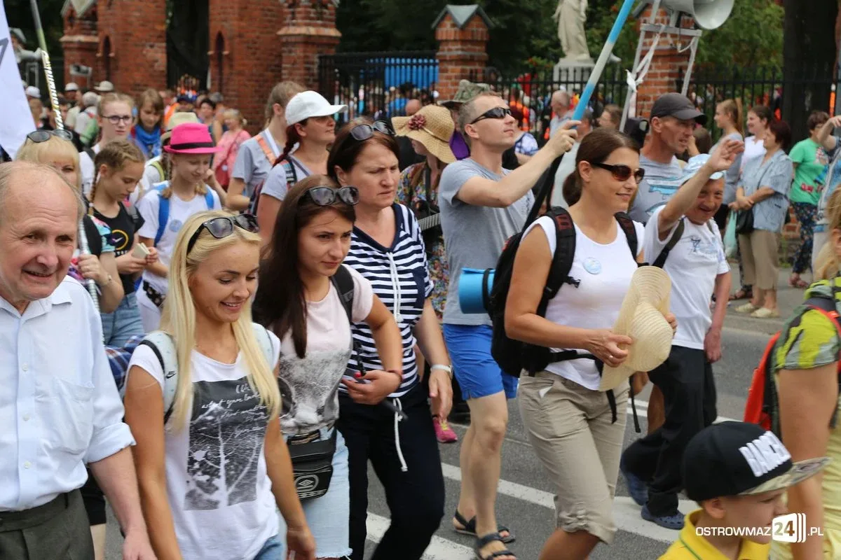 Ostrowscy pielgrzymi wyruszyli na Jasną Górę (zdjęcia, wideo)