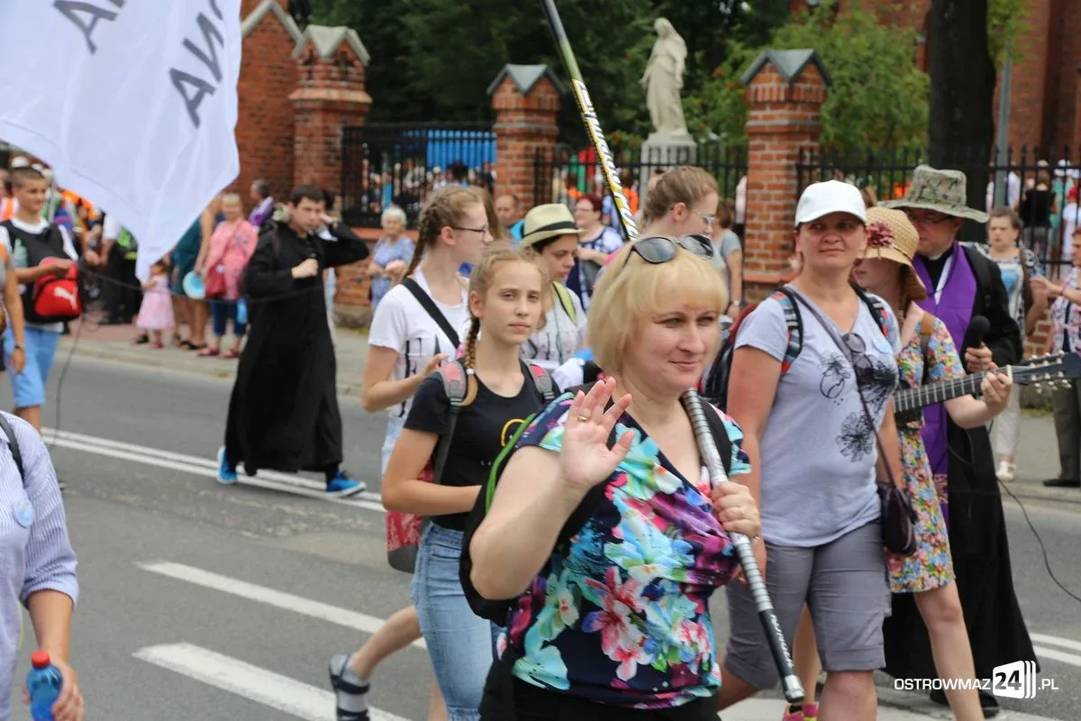 Ostrowscy pielgrzymi wyruszyli na Jasną Górę (zdjęcia, wideo)