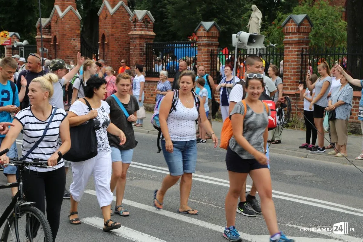Ostrowscy pielgrzymi wyruszyli na Jasną Górę (zdjęcia, wideo)