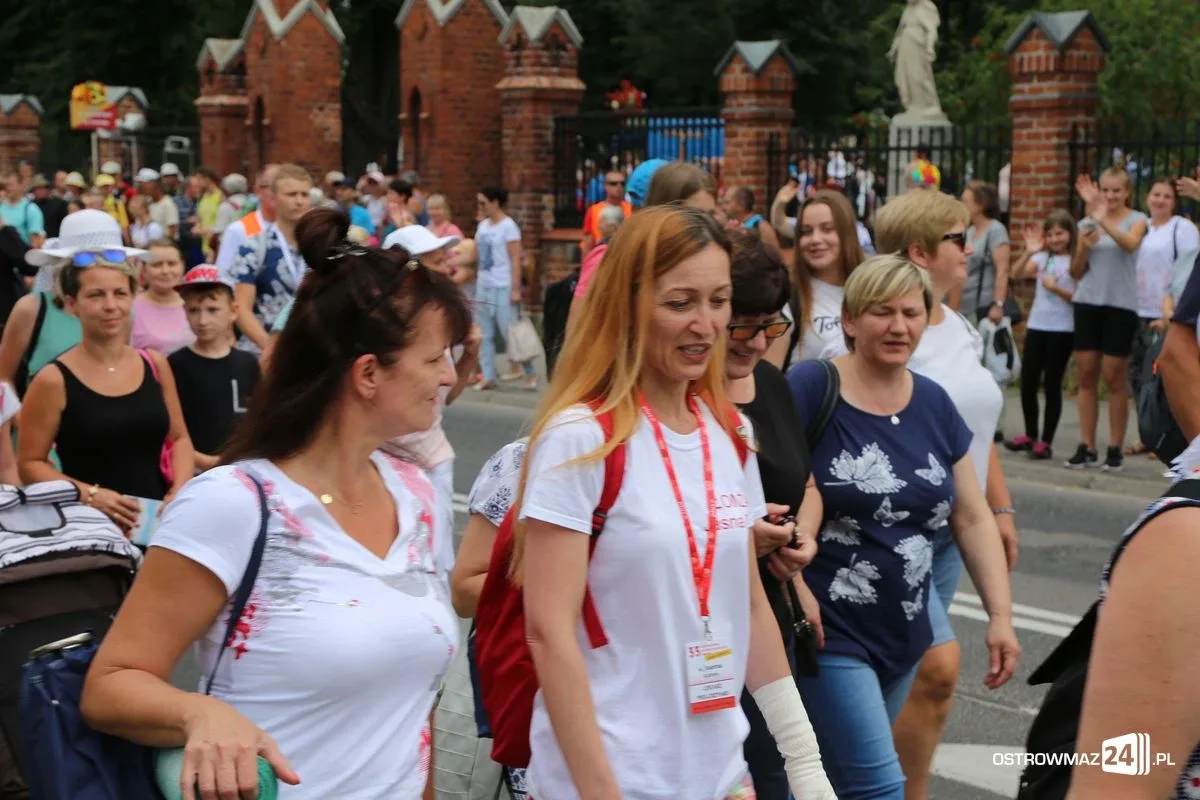 Ostrowscy pielgrzymi wyruszyli na Jasną Górę (zdjęcia, wideo)