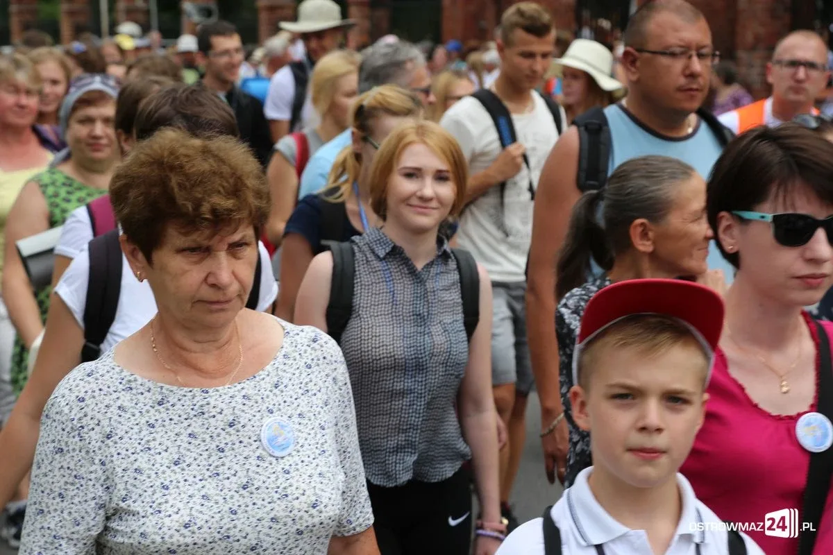Ostrowscy pielgrzymi wyruszyli na Jasną Górę (zdjęcia, wideo)
