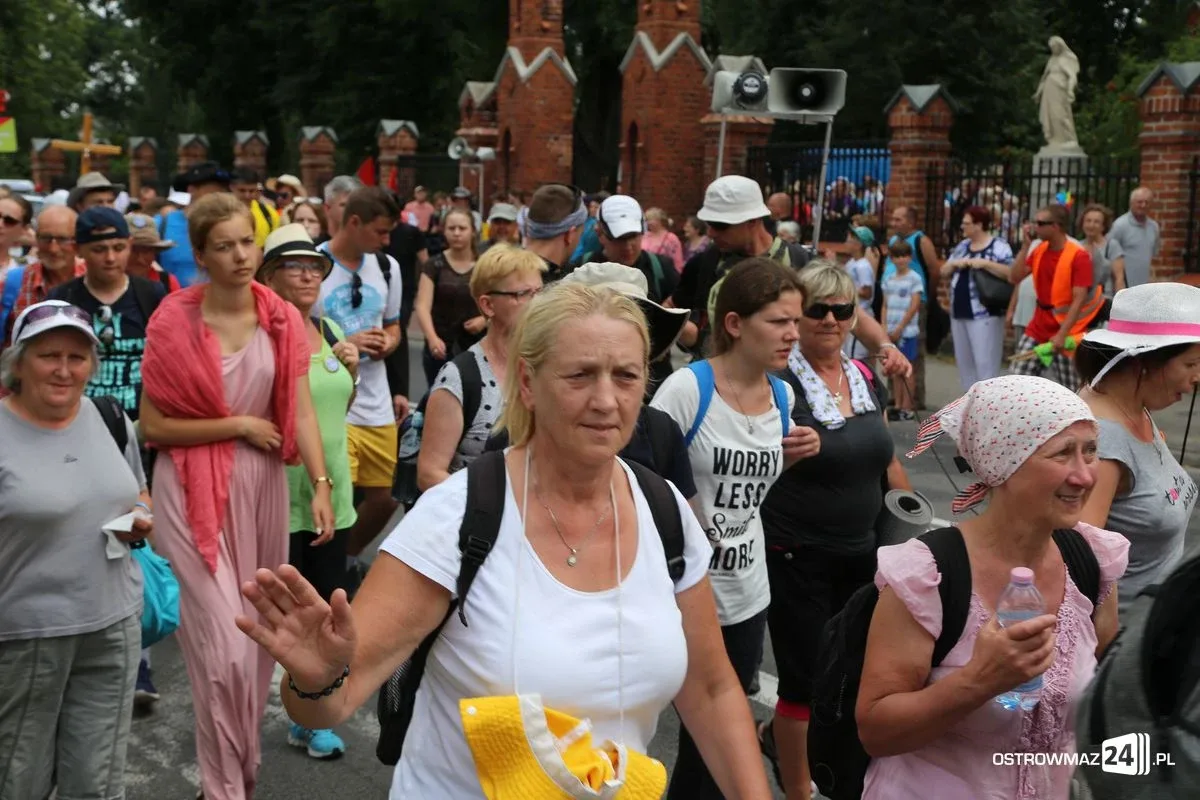 Ostrowscy pielgrzymi wyruszyli na Jasną Górę (zdjęcia, wideo)