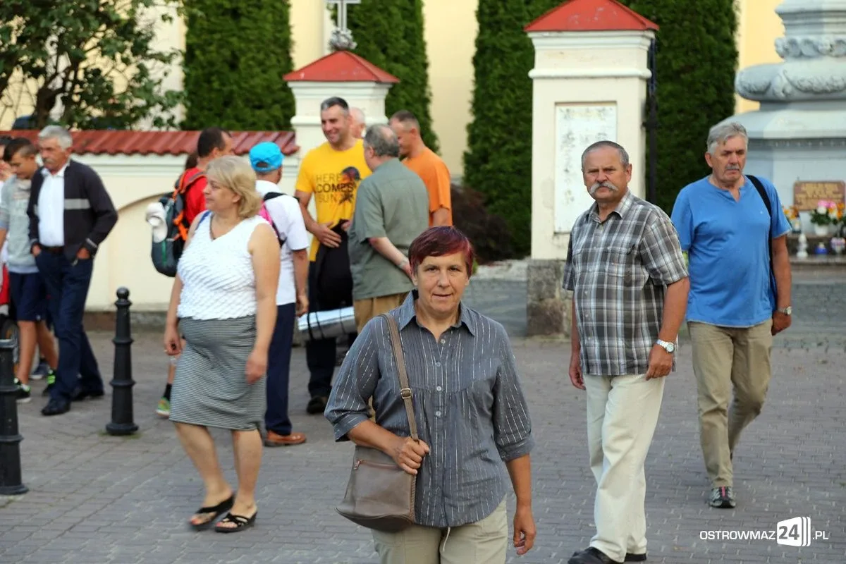 Pątnicy maszerują na Jasną Górę. Jutro dołączą ostrowianie (zdjęcia, wideo z drona)