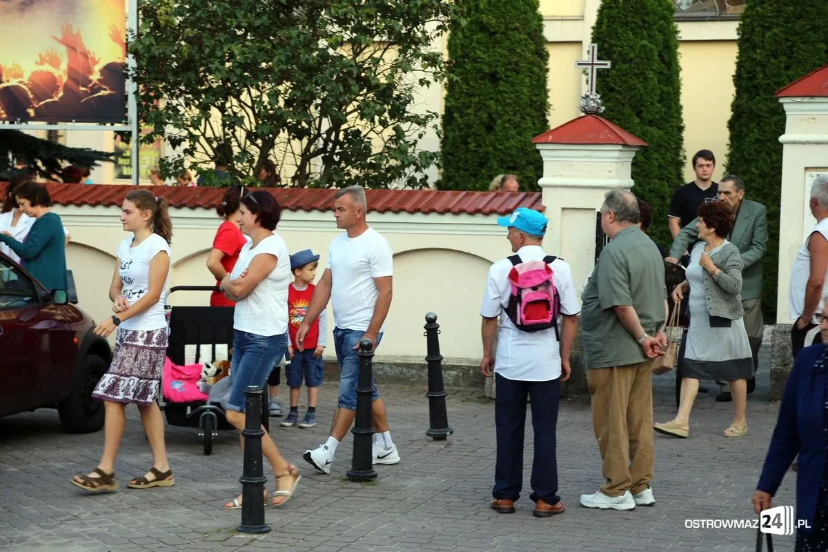 Pątnicy maszerują na Jasną Górę. Jutro dołączą ostrowianie (zdjęcia, wideo z drona)
