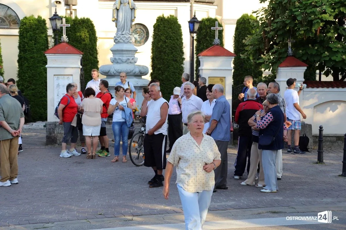 Pątnicy maszerują na Jasną Górę. Jutro dołączą ostrowianie (zdjęcia, wideo z drona)