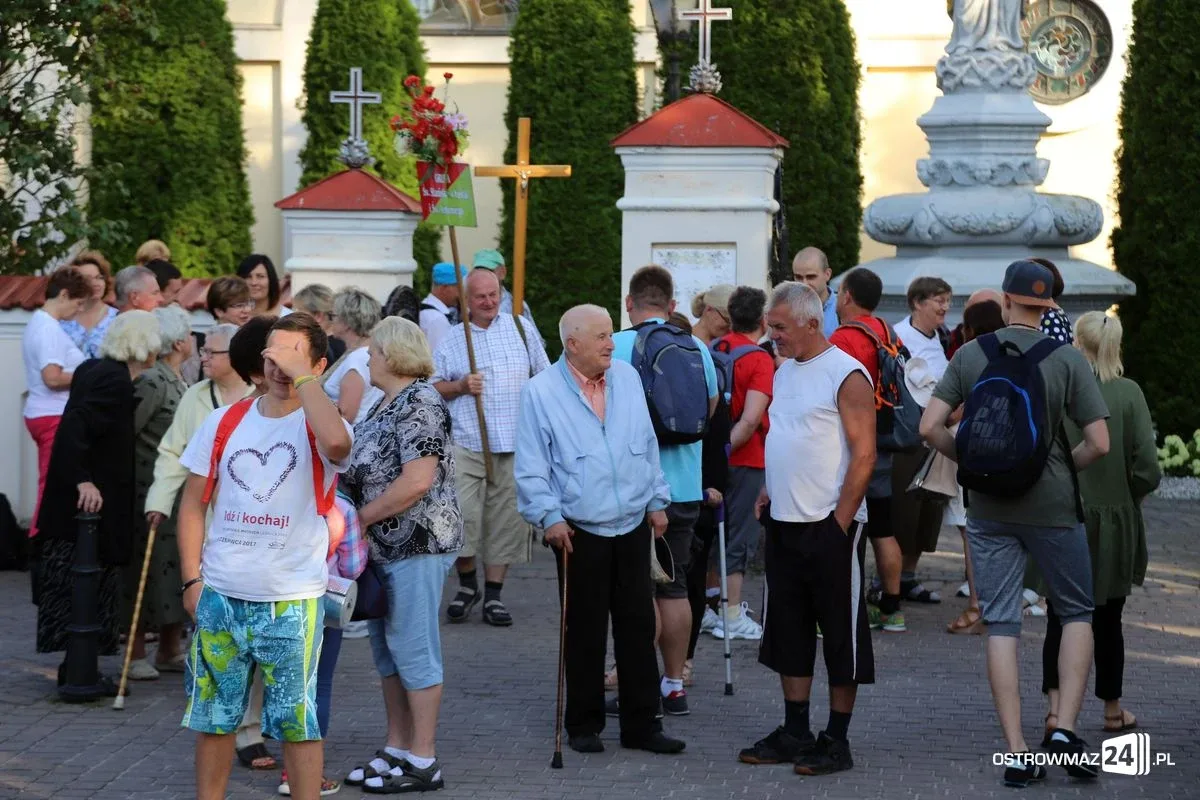 Pątnicy maszerują na Jasną Górę. Jutro dołączą ostrowianie (zdjęcia, wideo z drona)