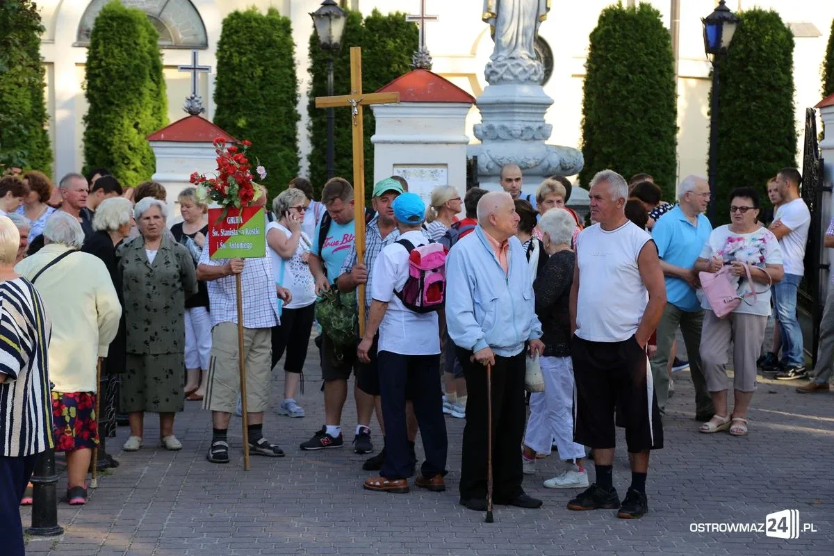 Pątnicy maszerują na Jasną Górę. Jutro dołączą ostrowianie (zdjęcia, wideo z drona)