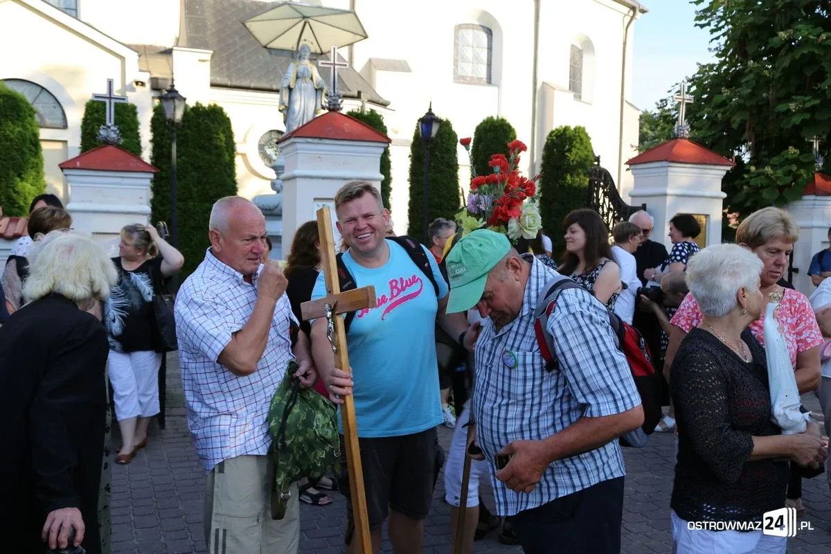 Pątnicy maszerują na Jasną Górę. Jutro dołączą ostrowianie (zdjęcia, wideo z drona)