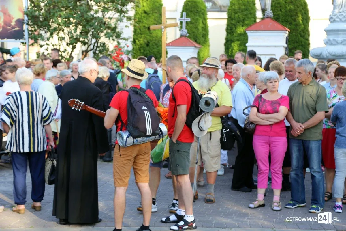Pątnicy maszerują na Jasną Górę. Jutro dołączą ostrowianie (zdjęcia, wideo z drona)