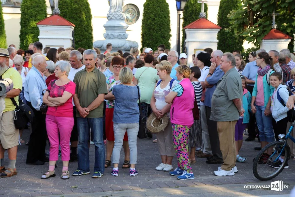 Pątnicy maszerują na Jasną Górę. Jutro dołączą ostrowianie (zdjęcia, wideo z drona)