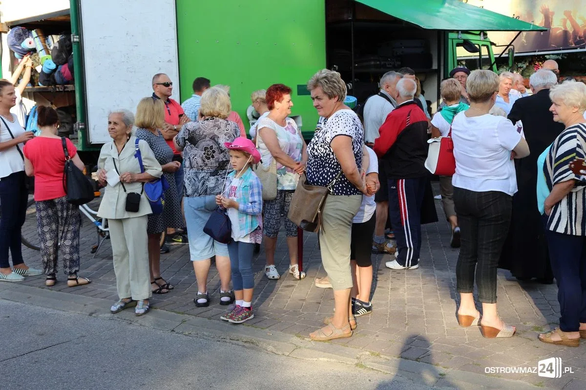 Pątnicy maszerują na Jasną Górę. Jutro dołączą ostrowianie (zdjęcia, wideo z drona)