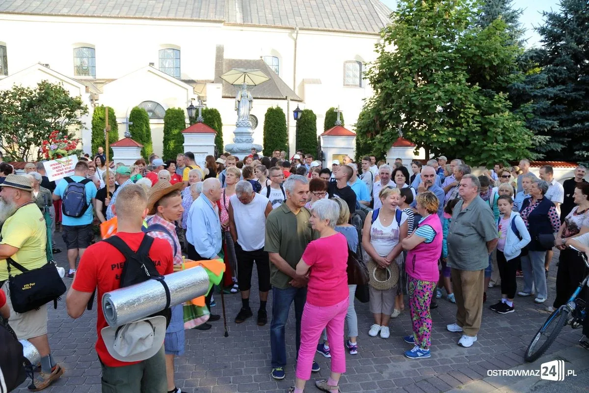 Pątnicy maszerują na Jasną Górę. Jutro dołączą ostrowianie (zdjęcia, wideo z drona)