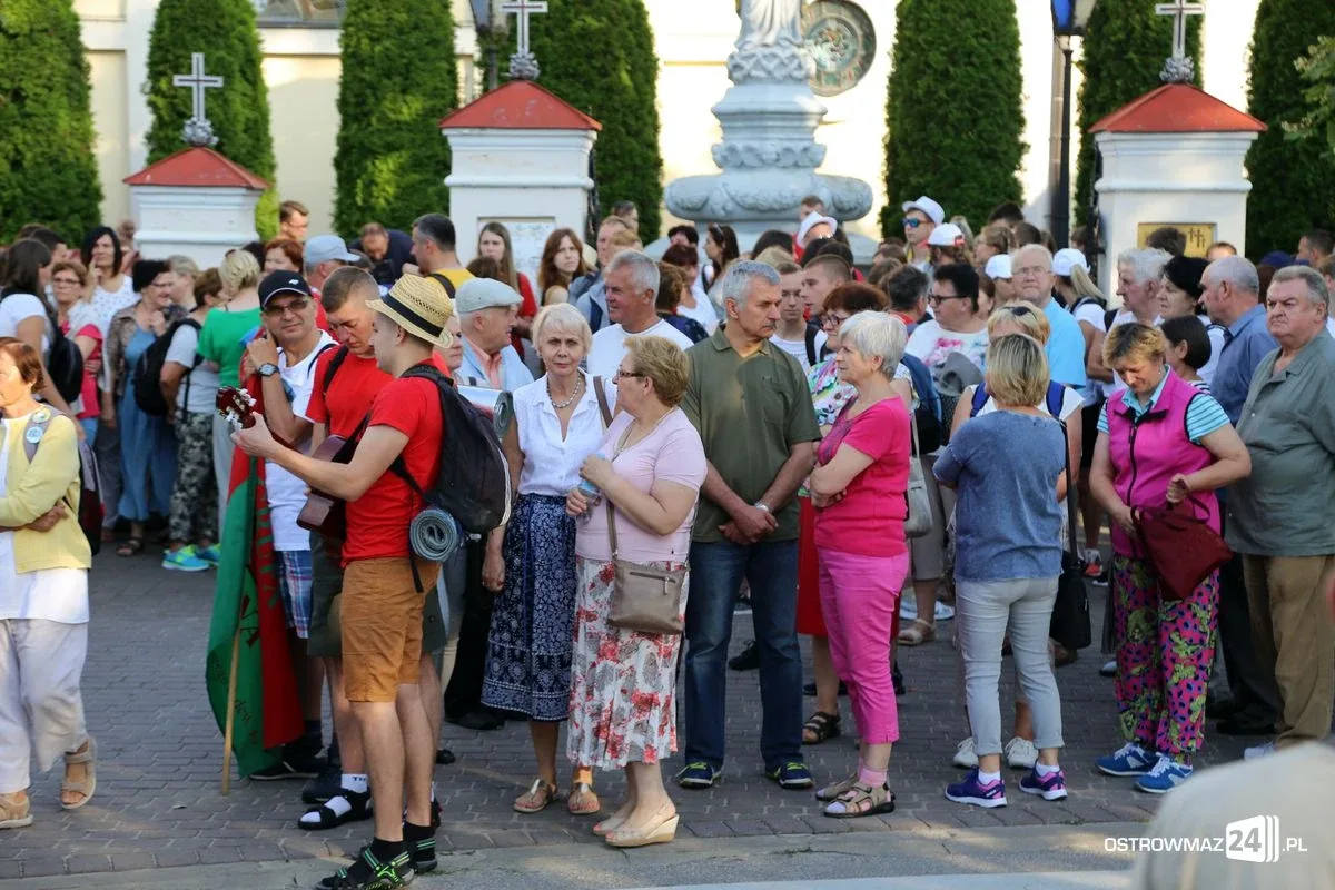 Pątnicy maszerują na Jasną Górę. Jutro dołączą ostrowianie (zdjęcia, wideo z drona)