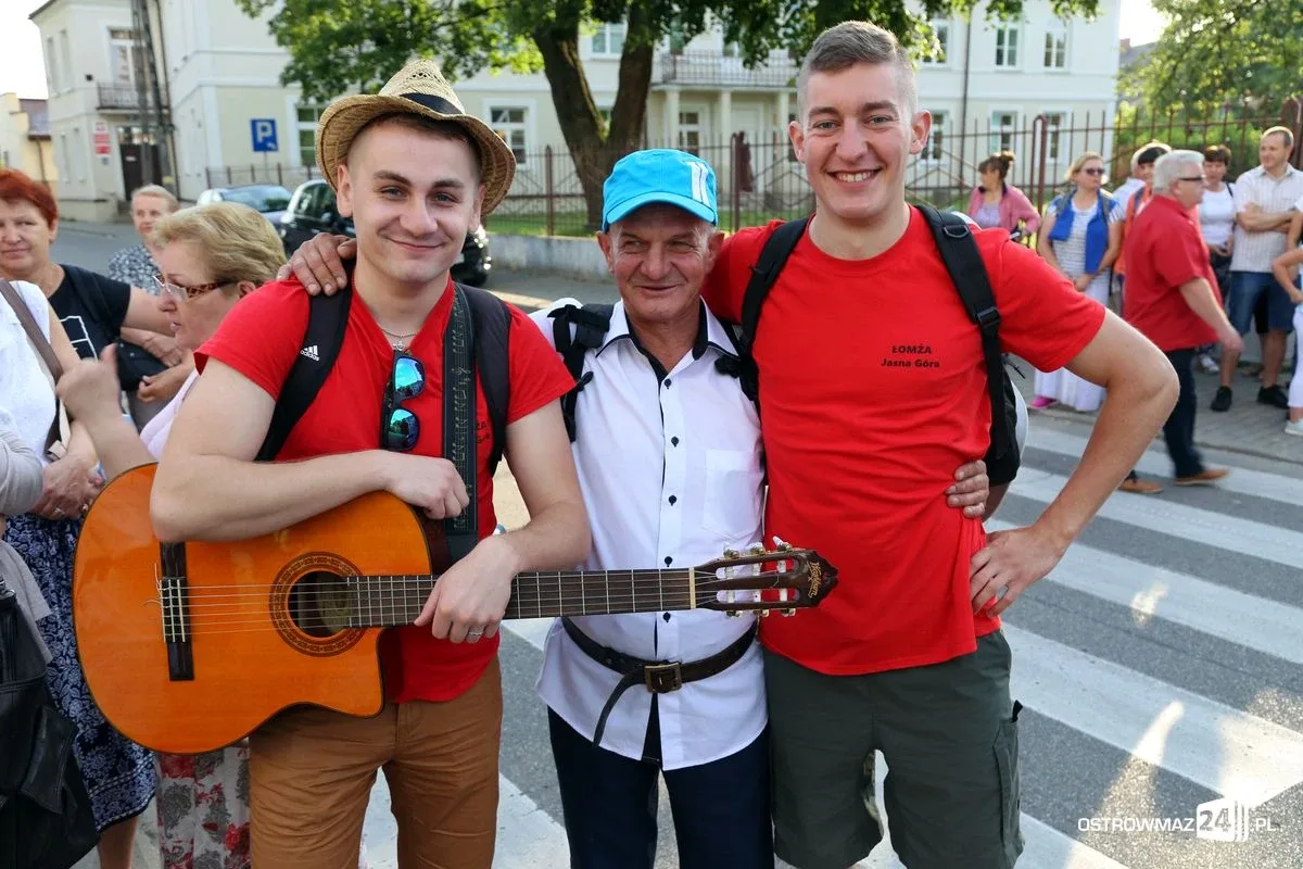 Pątnicy maszerują na Jasną Górę. Jutro dołączą ostrowianie (zdjęcia, wideo z drona)