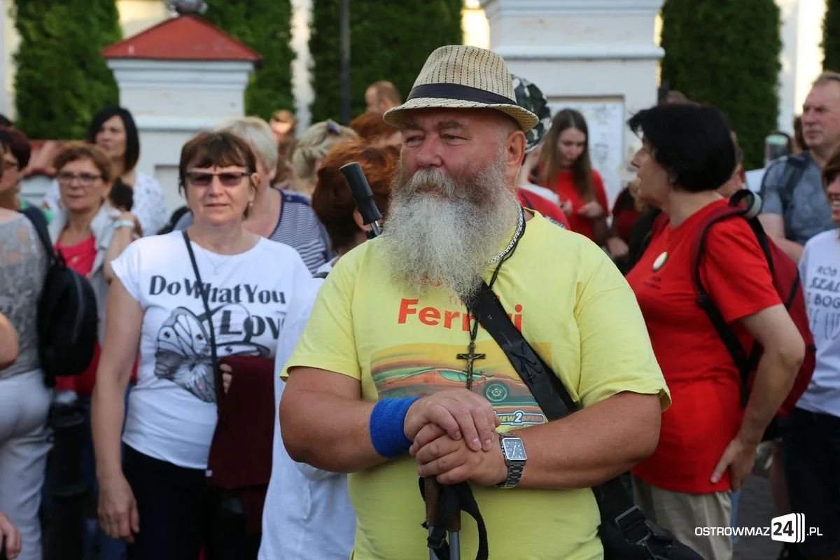 Pątnicy maszerują na Jasną Górę. Jutro dołączą ostrowianie (zdjęcia, wideo z drona)