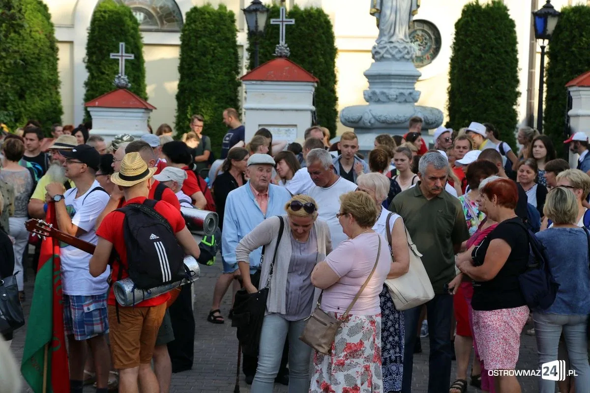 Pątnicy maszerują na Jasną Górę. Jutro dołączą ostrowianie (zdjęcia, wideo z drona)