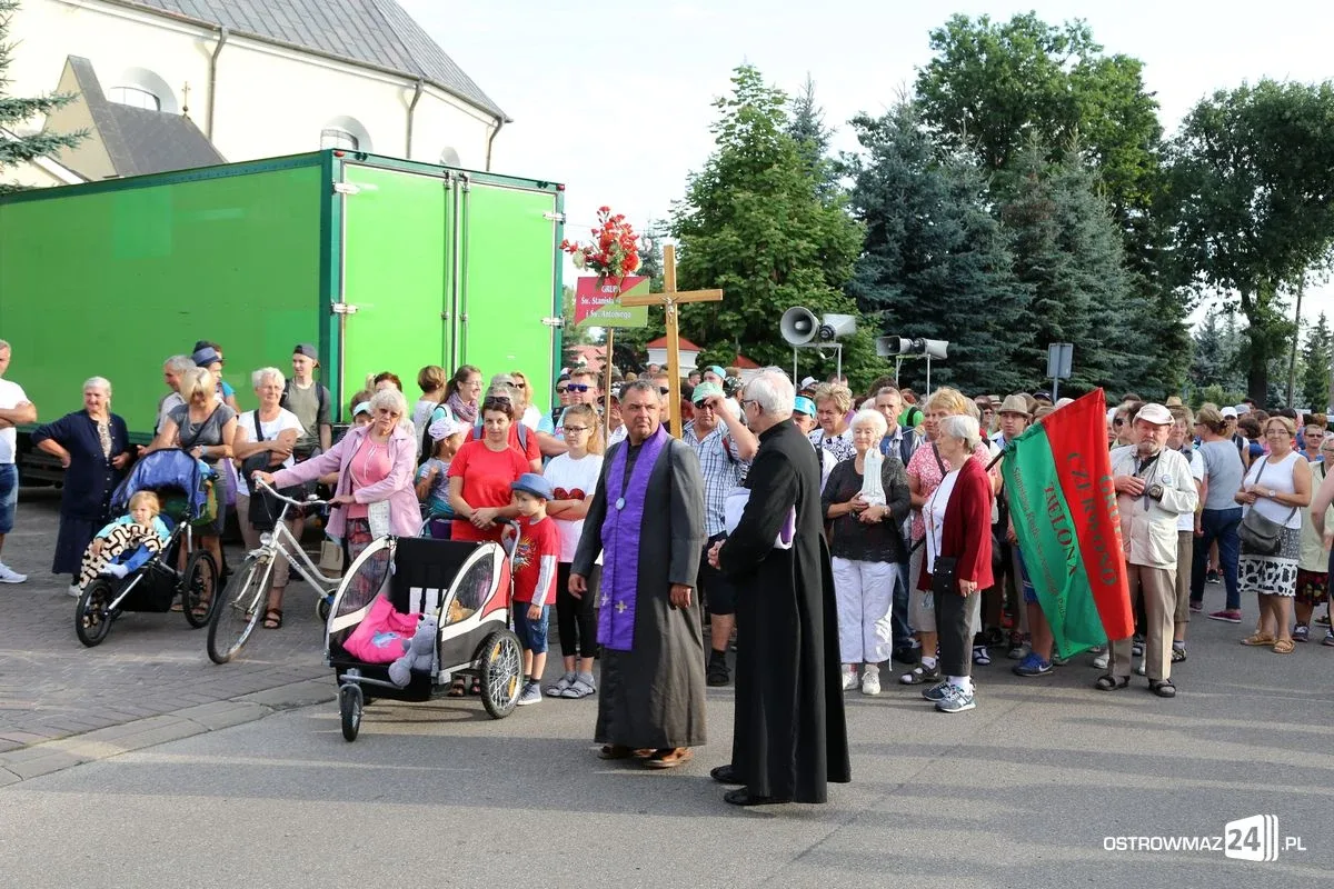 Pątnicy maszerują na Jasną Górę. Jutro dołączą ostrowianie (zdjęcia, wideo z drona)