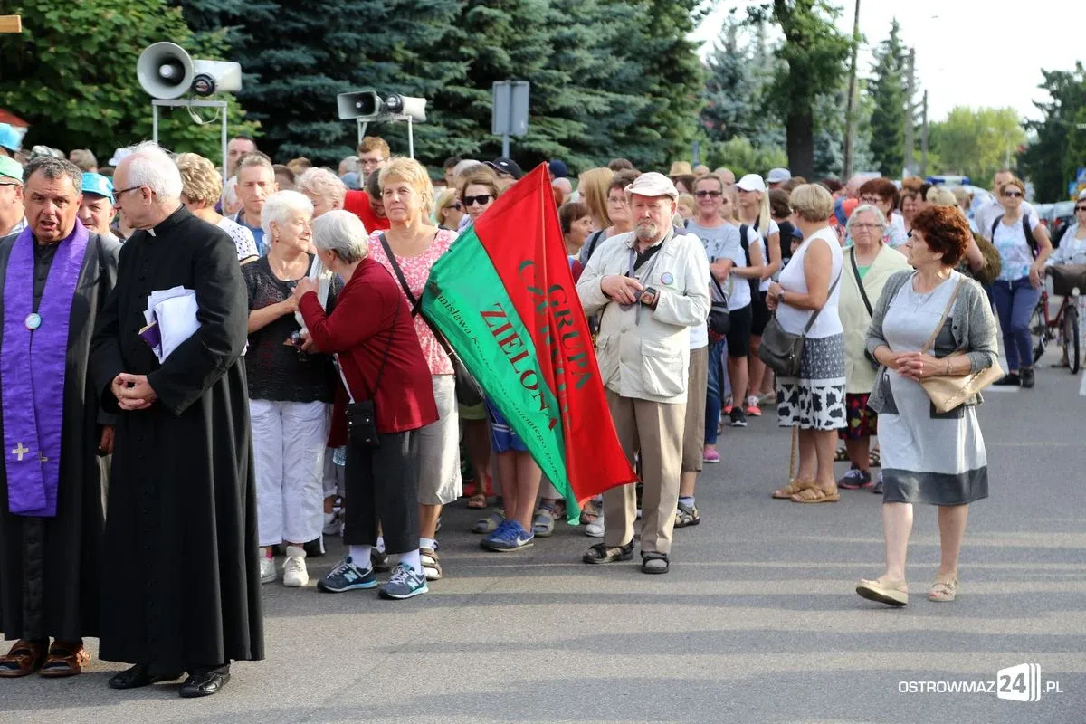 Pątnicy maszerują na Jasną Górę. Jutro dołączą ostrowianie (zdjęcia, wideo z drona)