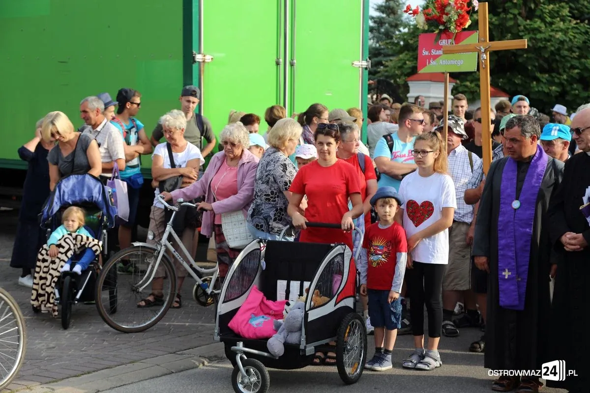 Pątnicy maszerują na Jasną Górę. Jutro dołączą ostrowianie (zdjęcia, wideo z drona)