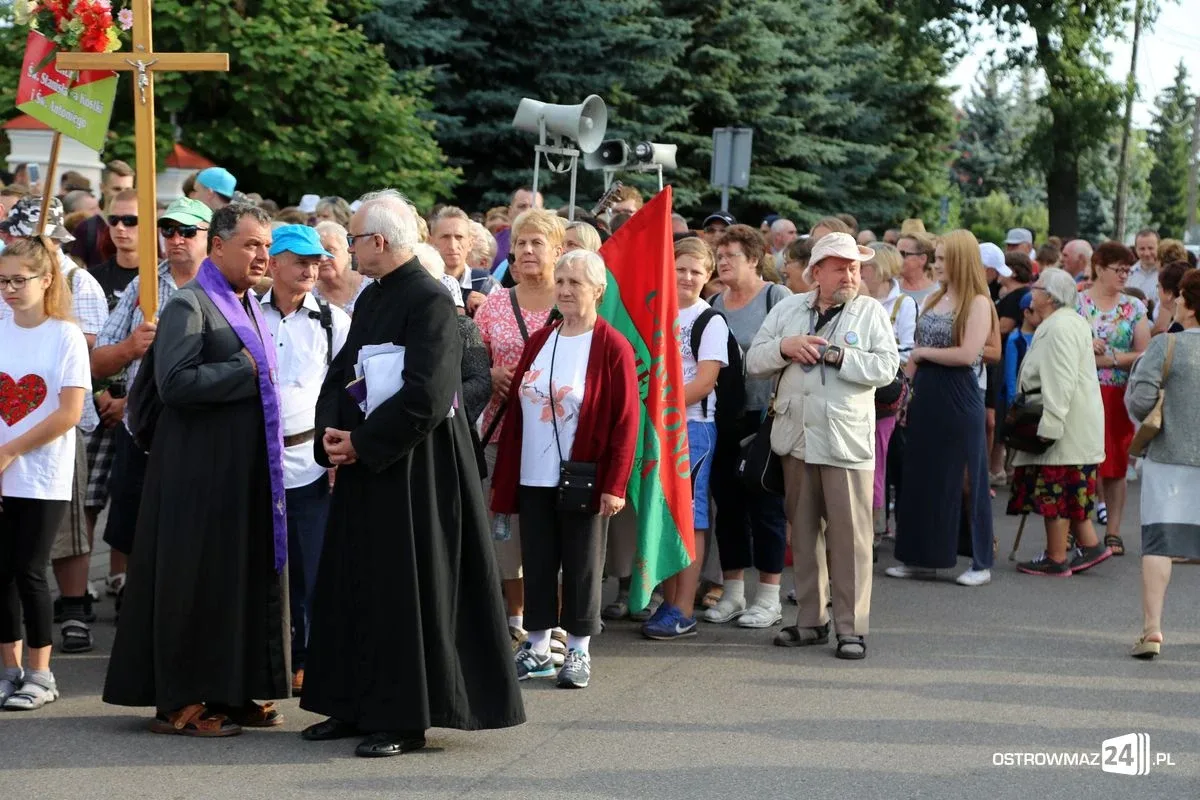 Pątnicy maszerują na Jasną Górę. Jutro dołączą ostrowianie (zdjęcia, wideo z drona)