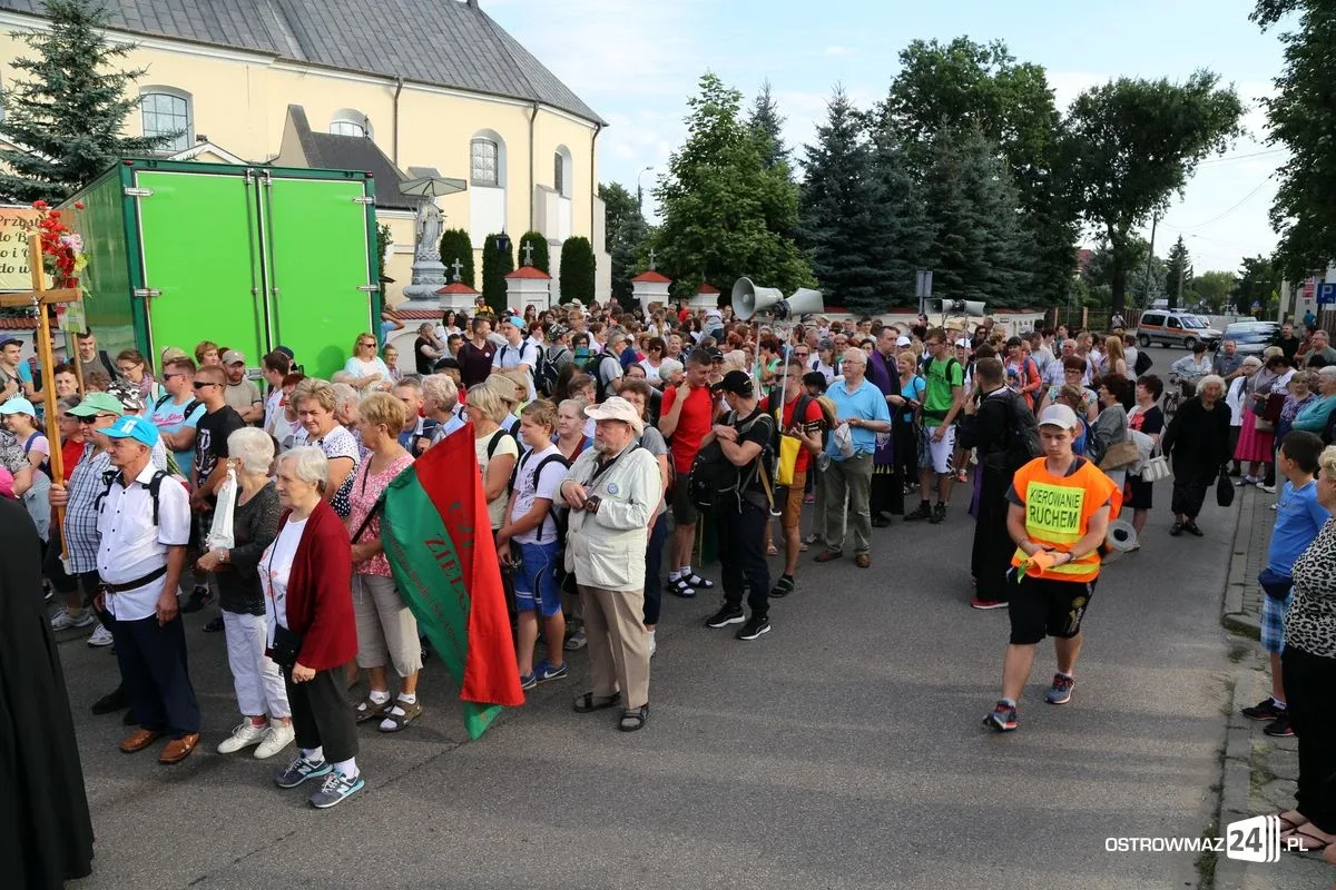 Pątnicy maszerują na Jasną Górę. Jutro dołączą ostrowianie (zdjęcia, wideo z drona)