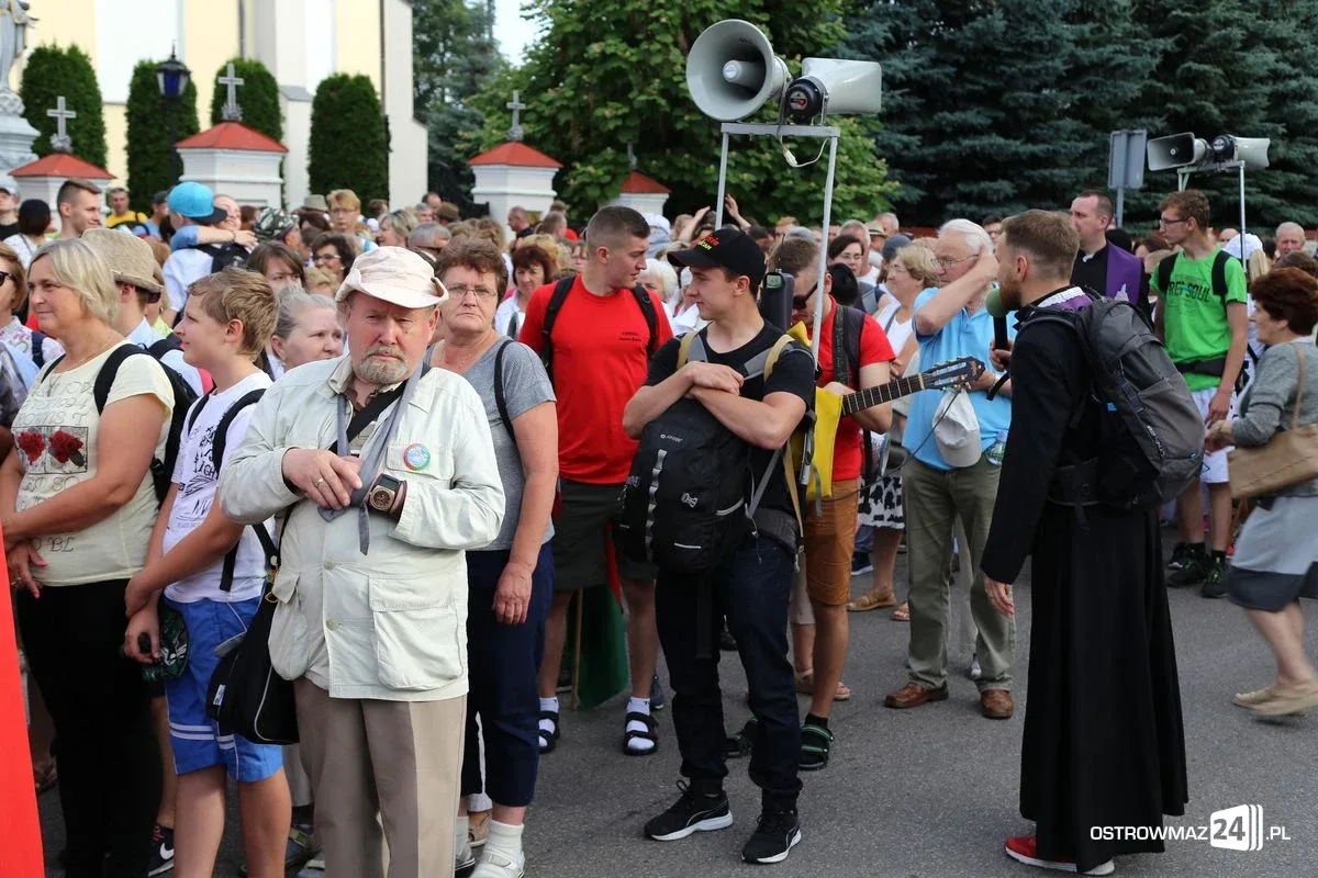 Pątnicy maszerują na Jasną Górę. Jutro dołączą ostrowianie (zdjęcia, wideo z drona)