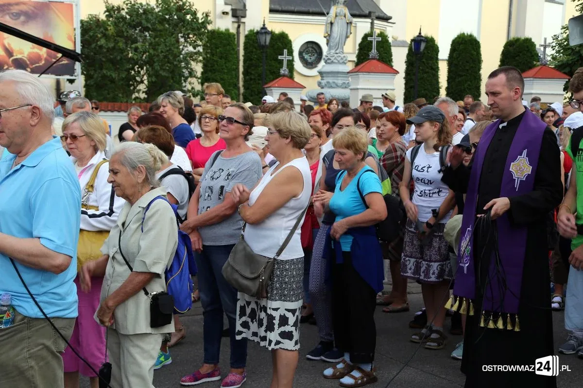 Pątnicy maszerują na Jasną Górę. Jutro dołączą ostrowianie (zdjęcia, wideo z drona)