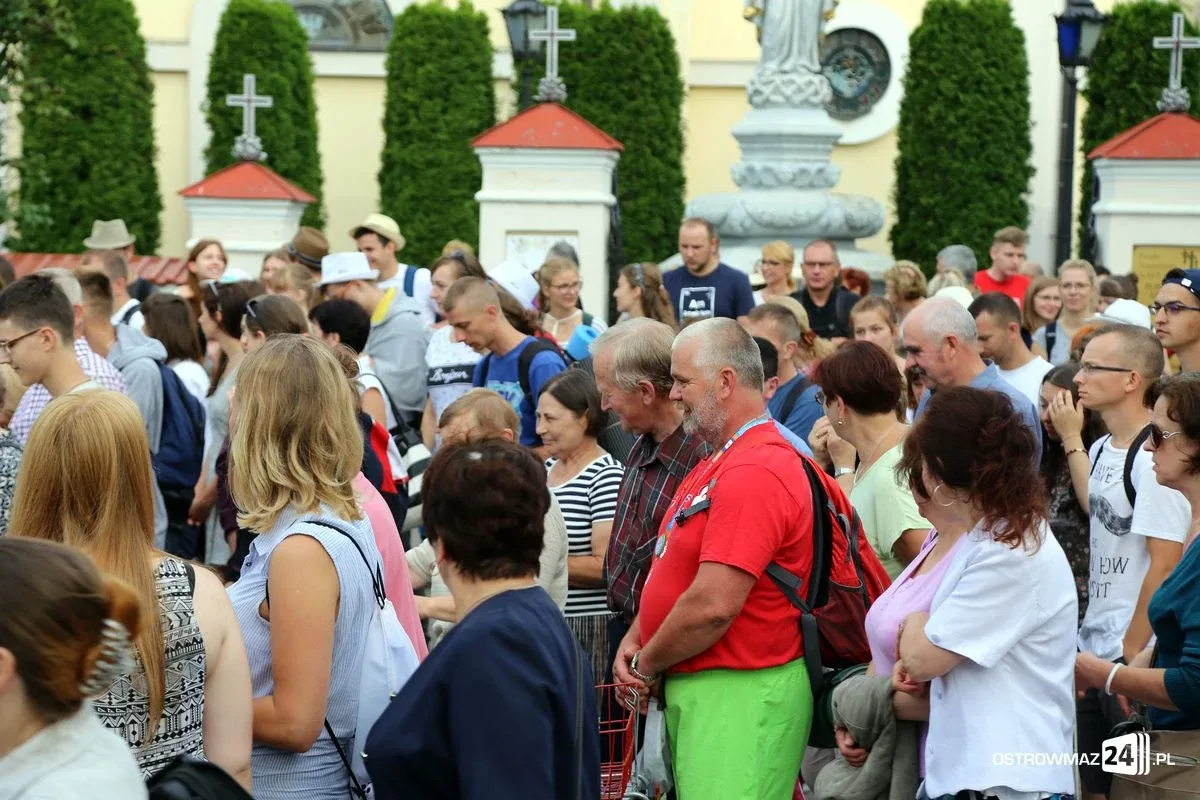 Pątnicy maszerują na Jasną Górę. Jutro dołączą ostrowianie (zdjęcia, wideo z drona)