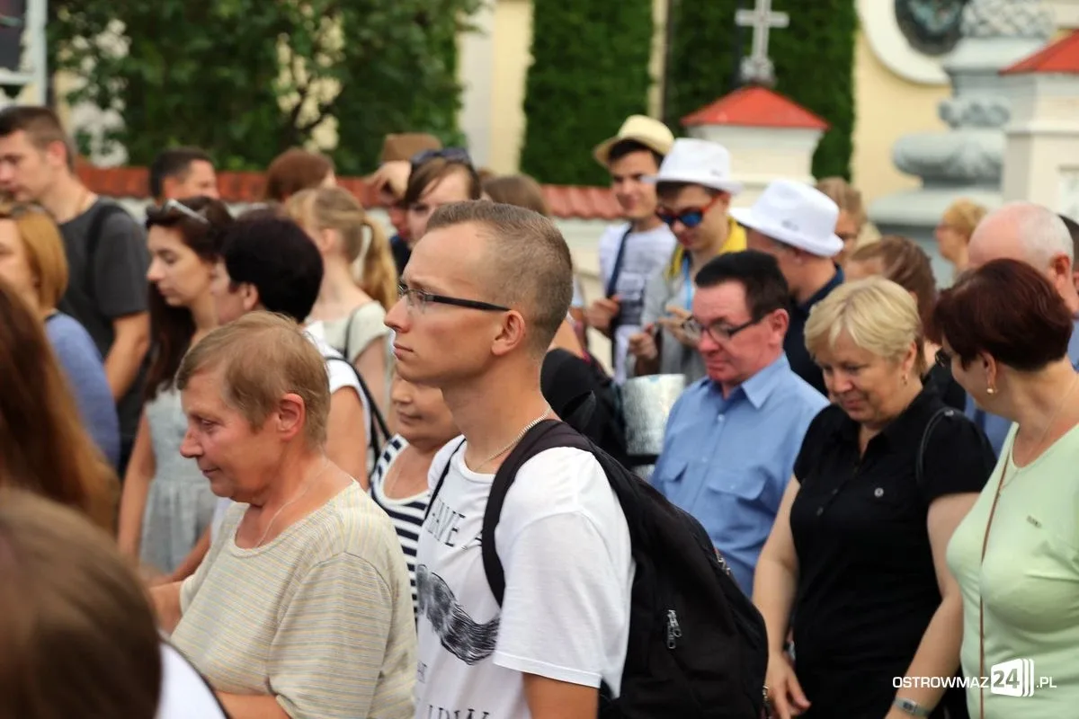 Pątnicy maszerują na Jasną Górę. Jutro dołączą ostrowianie (zdjęcia, wideo z drona)