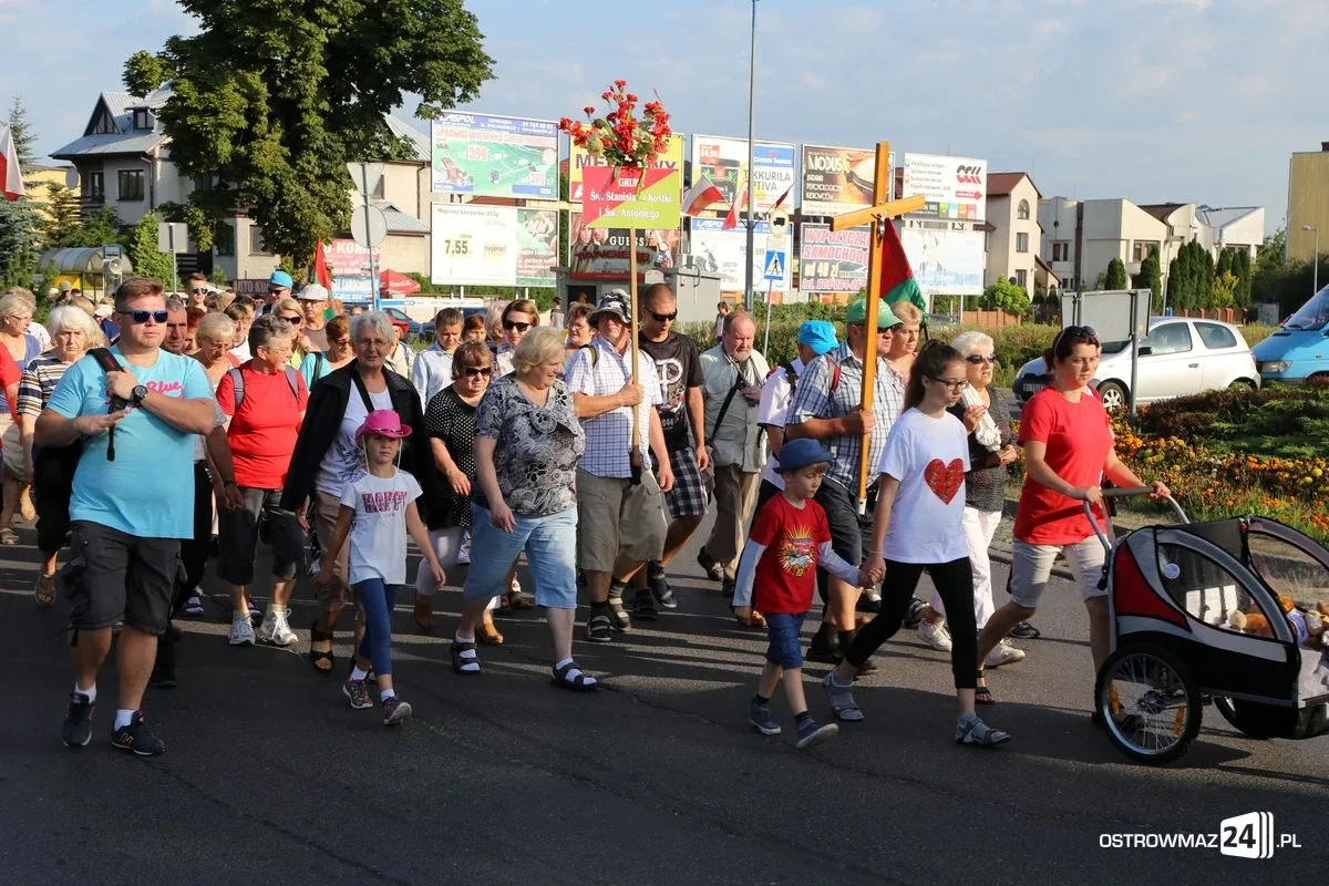Pątnicy maszerują na Jasną Górę. Jutro dołączą ostrowianie (zdjęcia, wideo z drona)