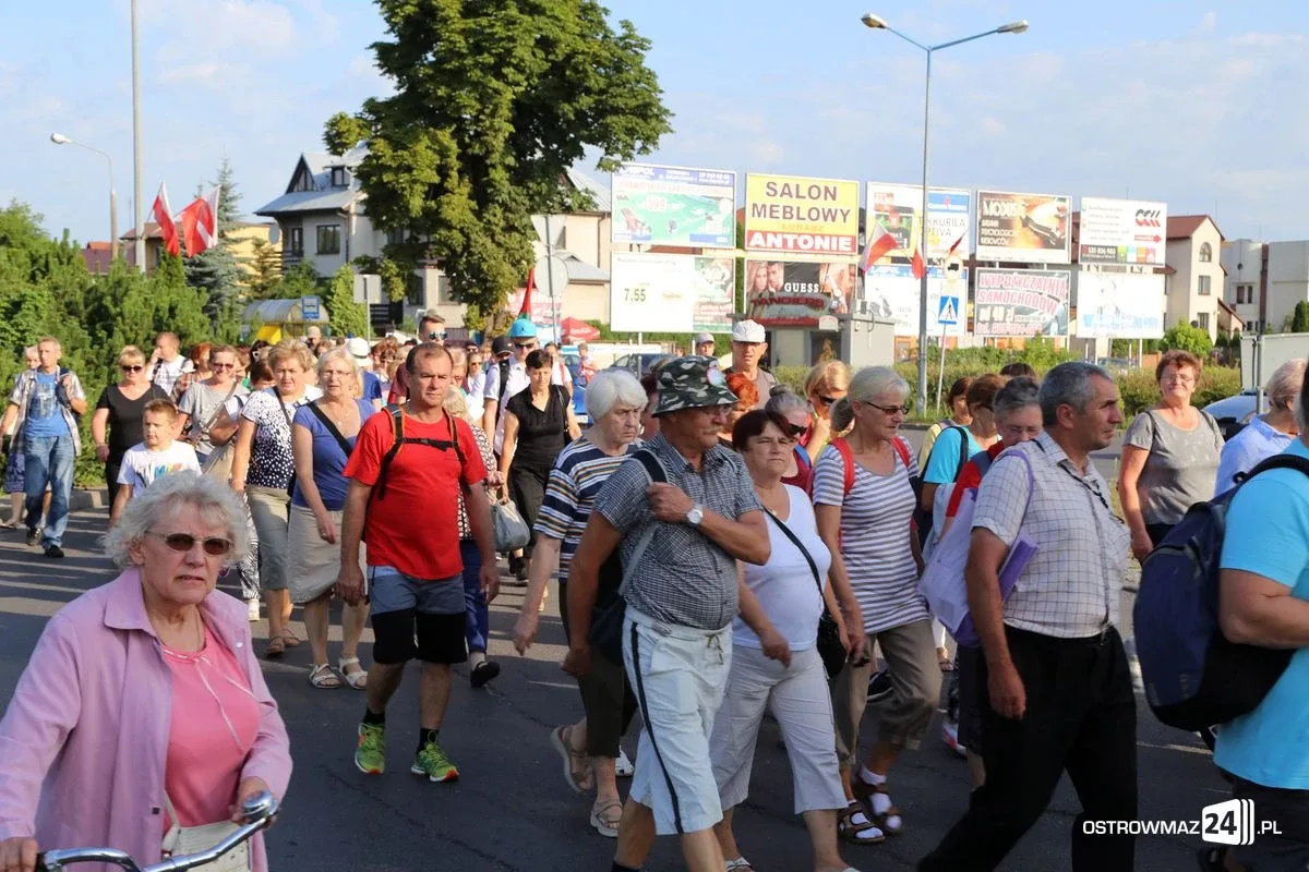 Pątnicy maszerują na Jasną Górę. Jutro dołączą ostrowianie (zdjęcia, wideo z drona)