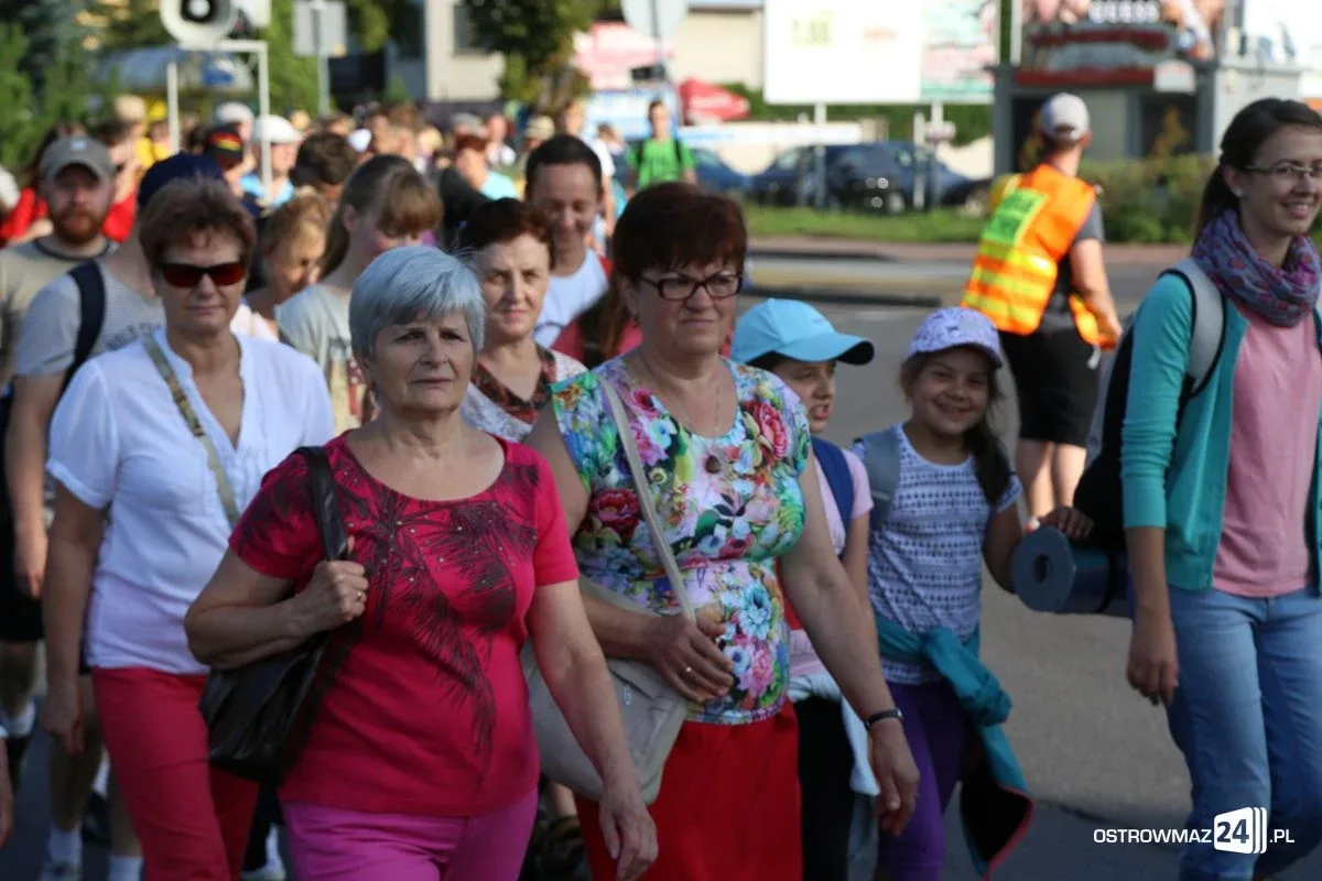 Pątnicy maszerują na Jasną Górę. Jutro dołączą ostrowianie (zdjęcia, wideo z drona)
