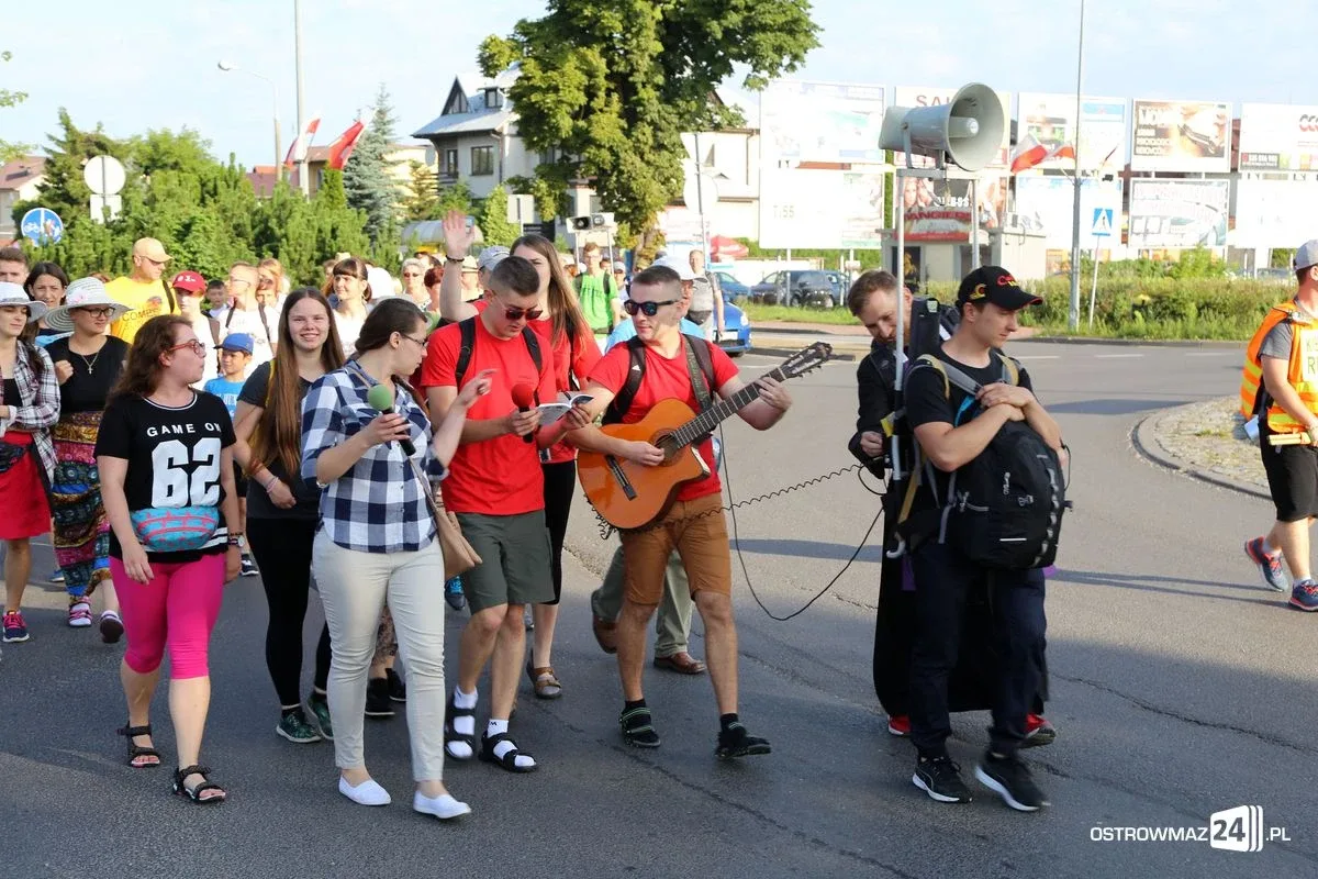 Pątnicy maszerują na Jasną Górę. Jutro dołączą ostrowianie (zdjęcia, wideo z drona)