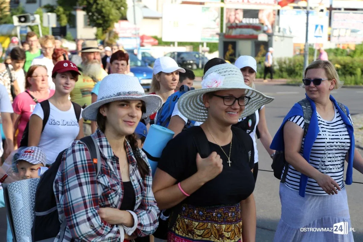 Pątnicy maszerują na Jasną Górę. Jutro dołączą ostrowianie (zdjęcia, wideo z drona)