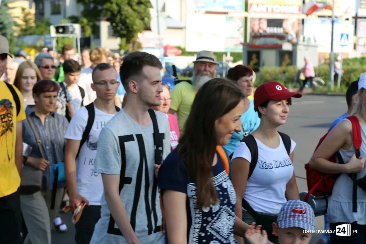 Pątnicy maszerują na Jasną Górę. Jutro dołączą ostrowianie (zdjęcia, wideo z drona)