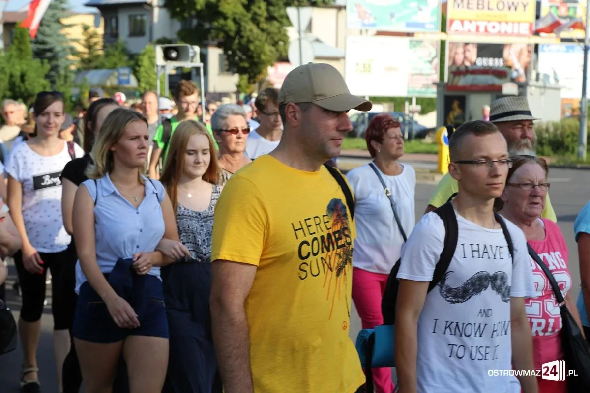 Pątnicy maszerują na Jasną Górę. Jutro dołączą ostrowianie (zdjęcia, wideo z drona)