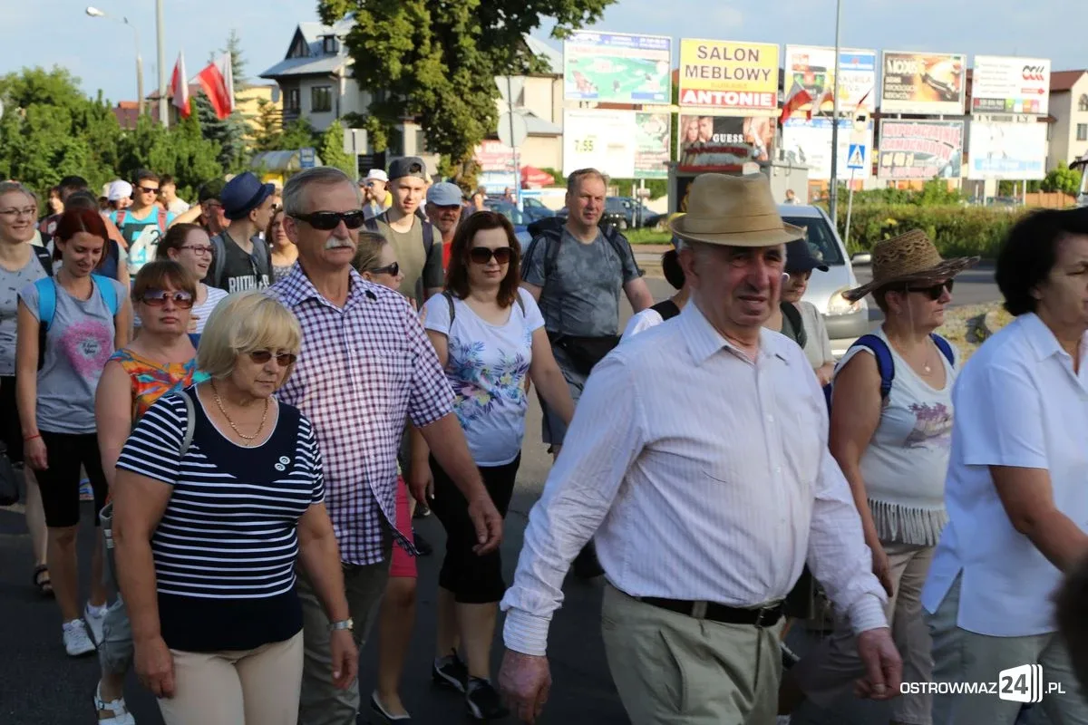 Pątnicy maszerują na Jasną Górę. Jutro dołączą ostrowianie (zdjęcia, wideo z drona)