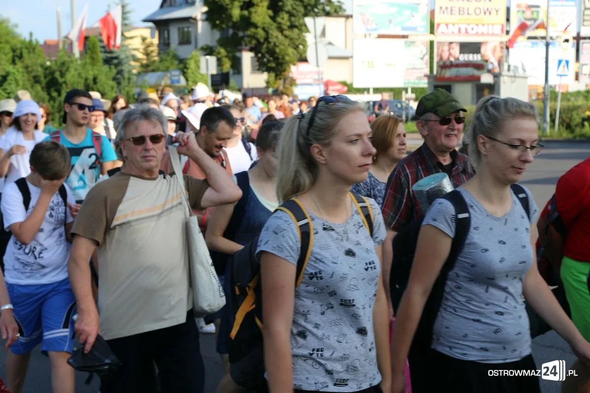 Pątnicy maszerują na Jasną Górę. Jutro dołączą ostrowianie (zdjęcia, wideo z drona)