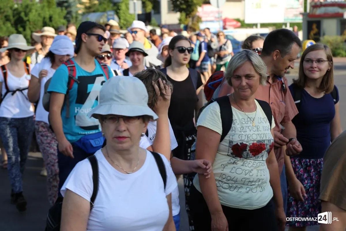 Pątnicy maszerują na Jasną Górę. Jutro dołączą ostrowianie (zdjęcia, wideo z drona)