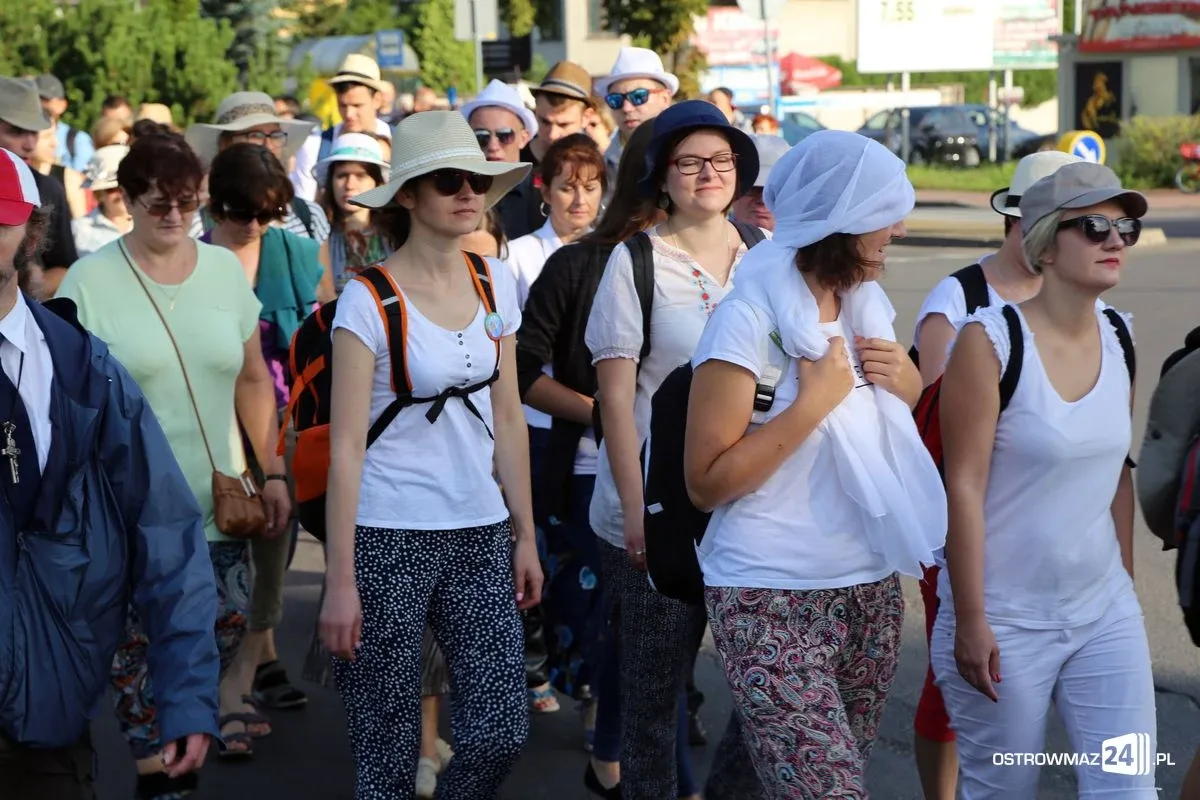 Pątnicy maszerują na Jasną Górę. Jutro dołączą ostrowianie (zdjęcia, wideo z drona)
