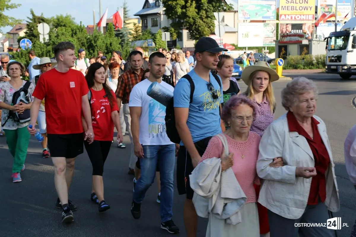 Pątnicy maszerują na Jasną Górę. Jutro dołączą ostrowianie (zdjęcia, wideo z drona)