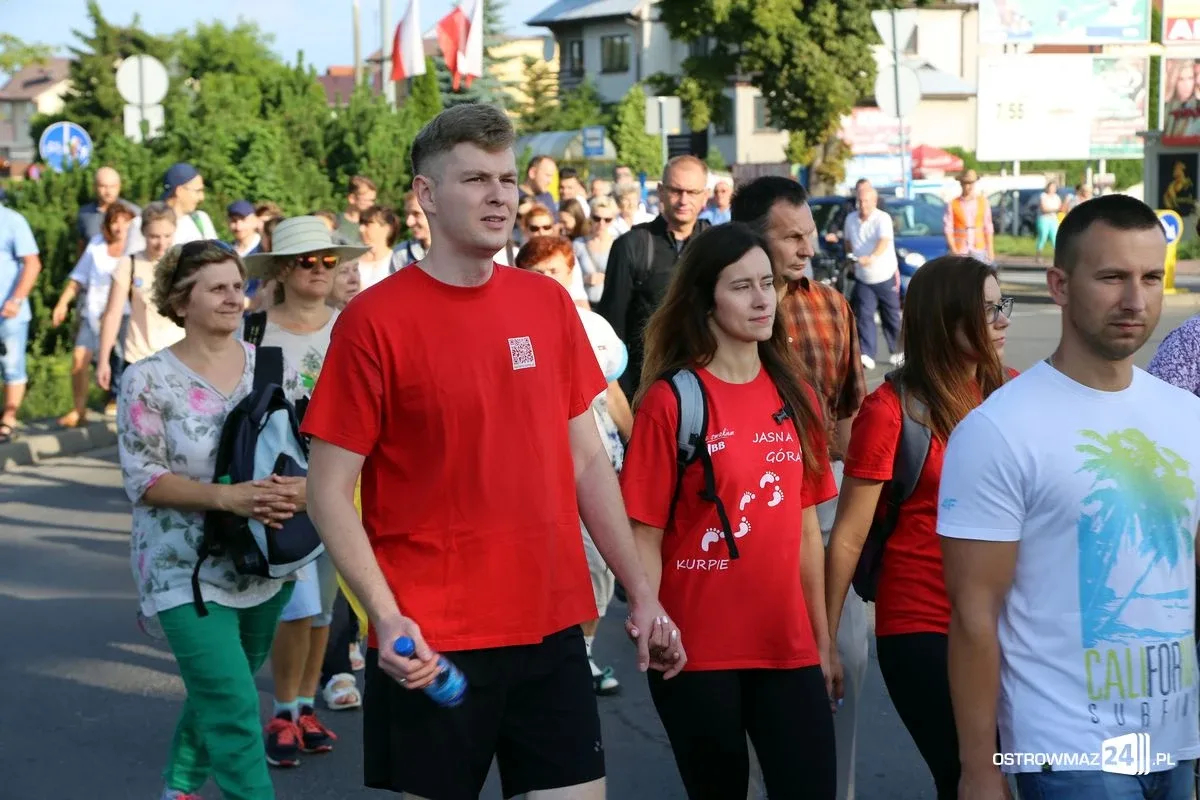 Pątnicy maszerują na Jasną Górę. Jutro dołączą ostrowianie (zdjęcia, wideo z drona)
