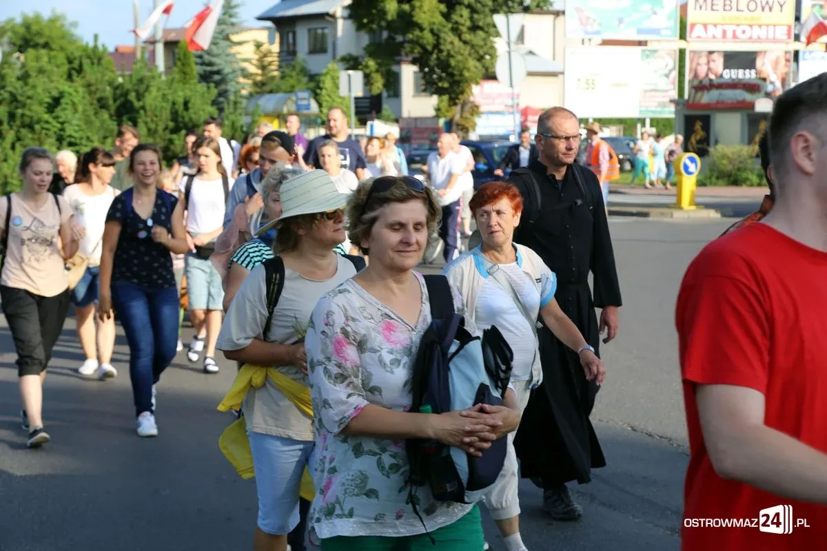 Pątnicy maszerują na Jasną Górę. Jutro dołączą ostrowianie (zdjęcia, wideo z drona)